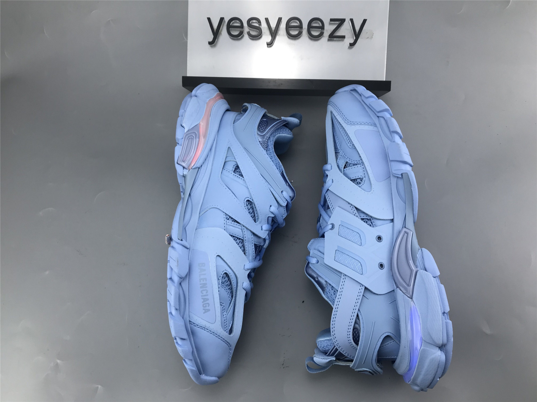 UA TRACK TRAINER LIGHT BLUE WITH LED LIGHTS