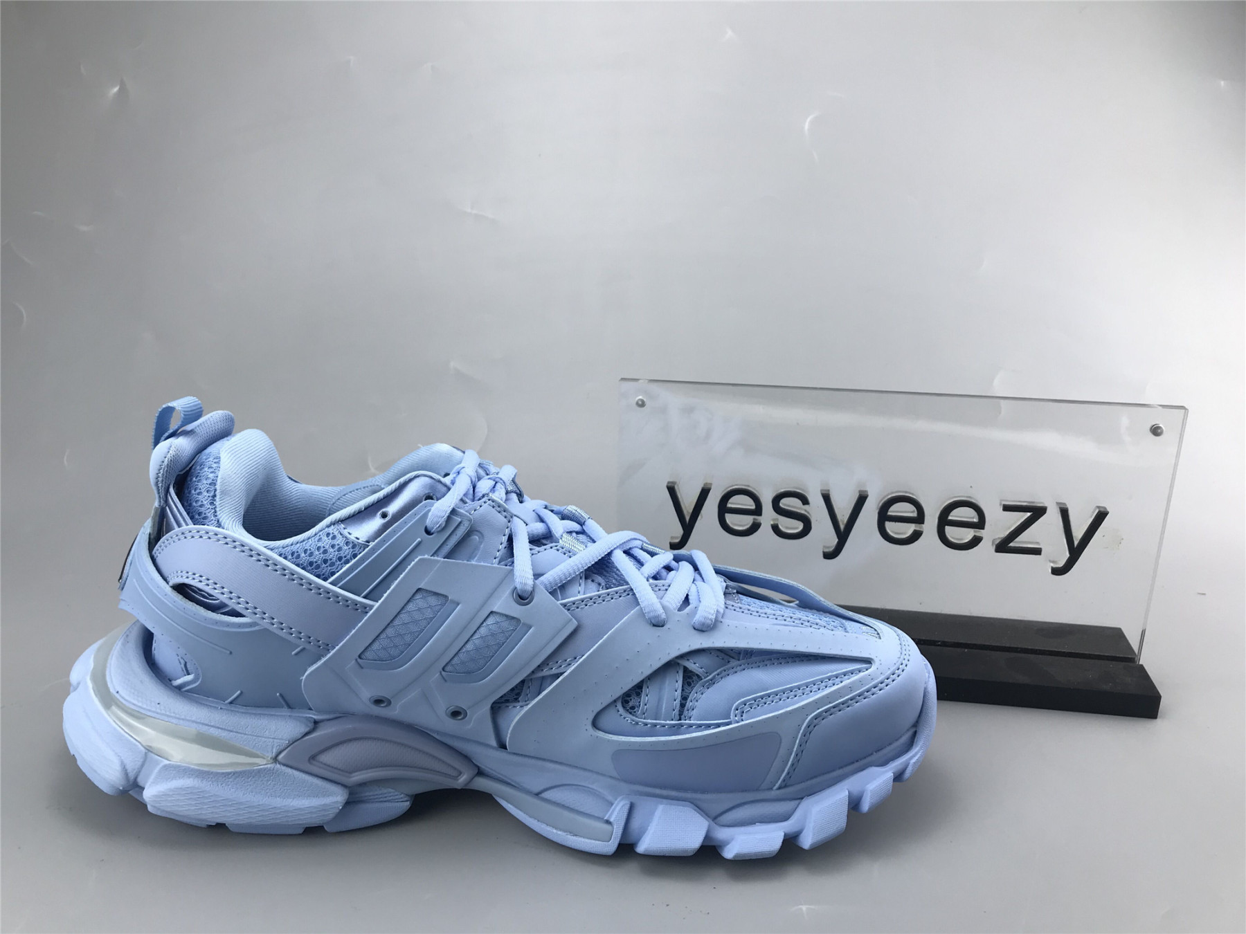 UA TRACK TRAINER LIGHT BLUE WITH LED LIGHTS