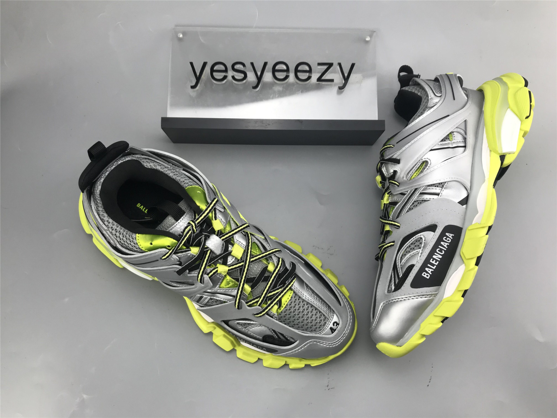 UA TRACK TRAINER SILVER GREEN SNEAKER