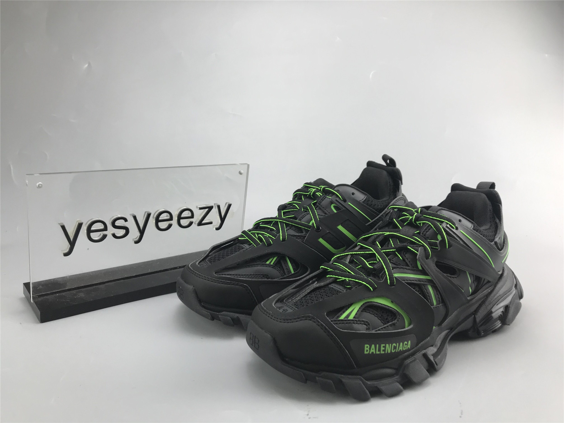 UA TRACK TRAINER BLACK GREEN SNEAKER