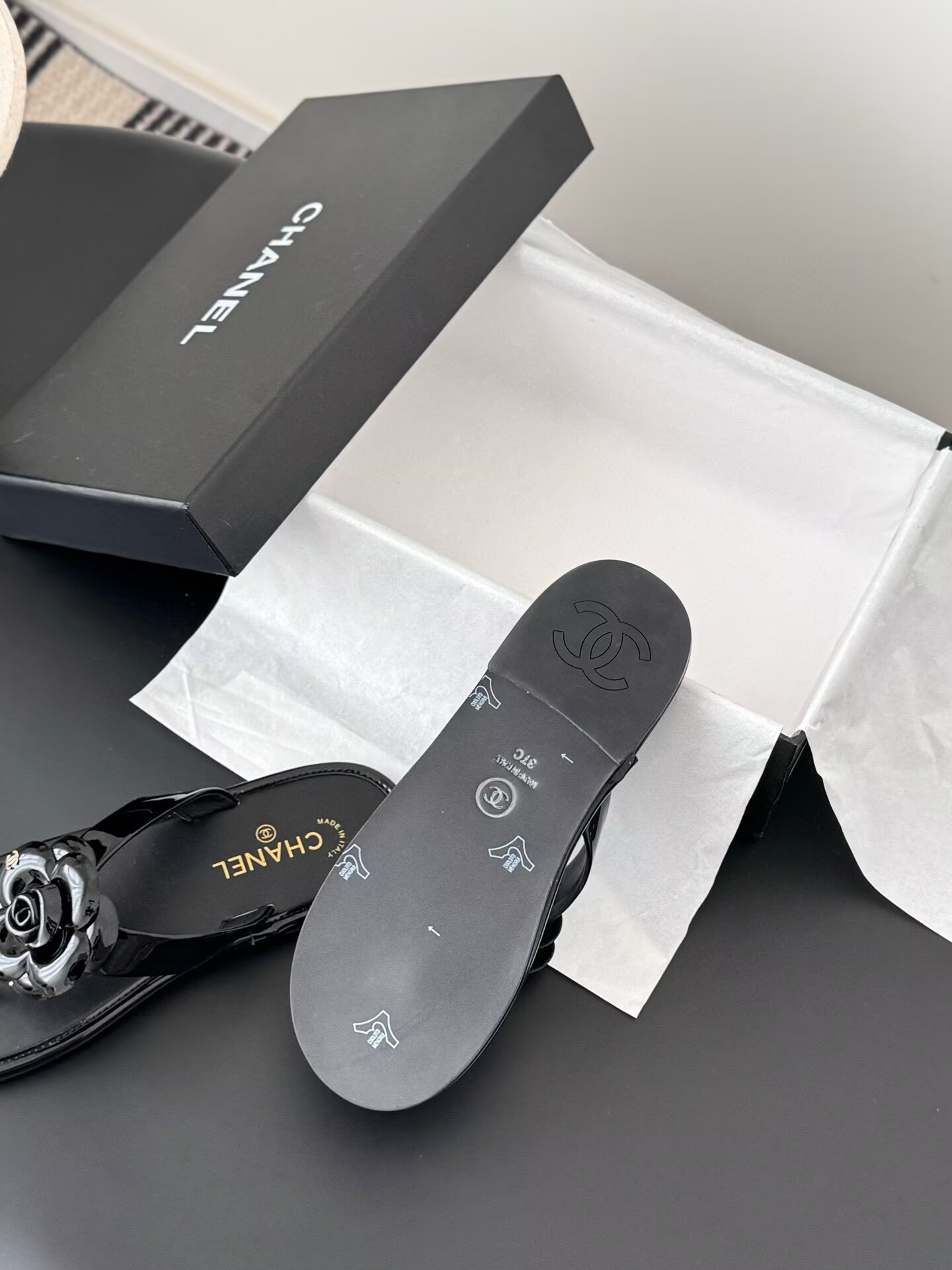 ua Ch**el thongs slides