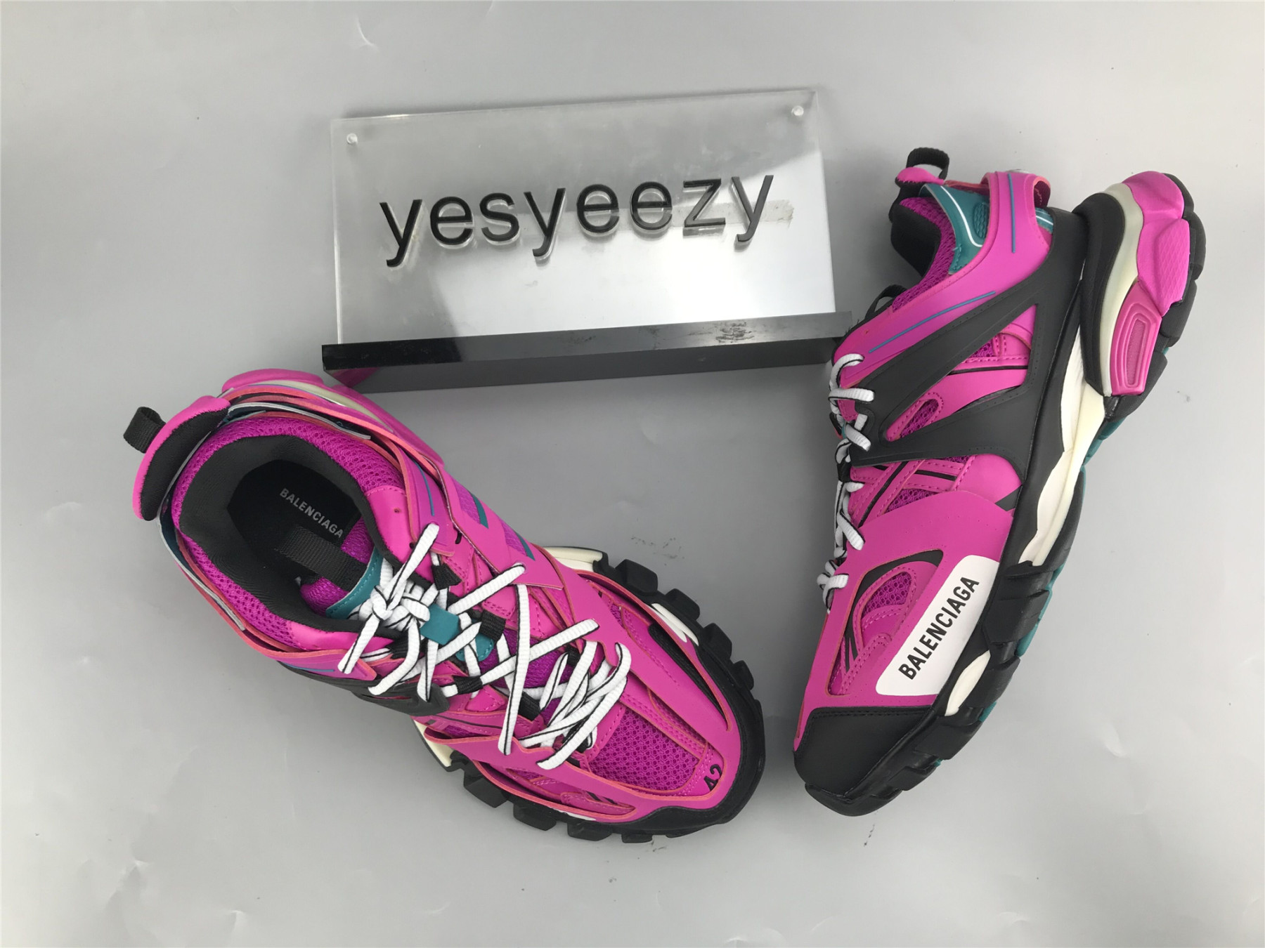 UA TRACK TRAINER BLACK PLUM SNEAKER