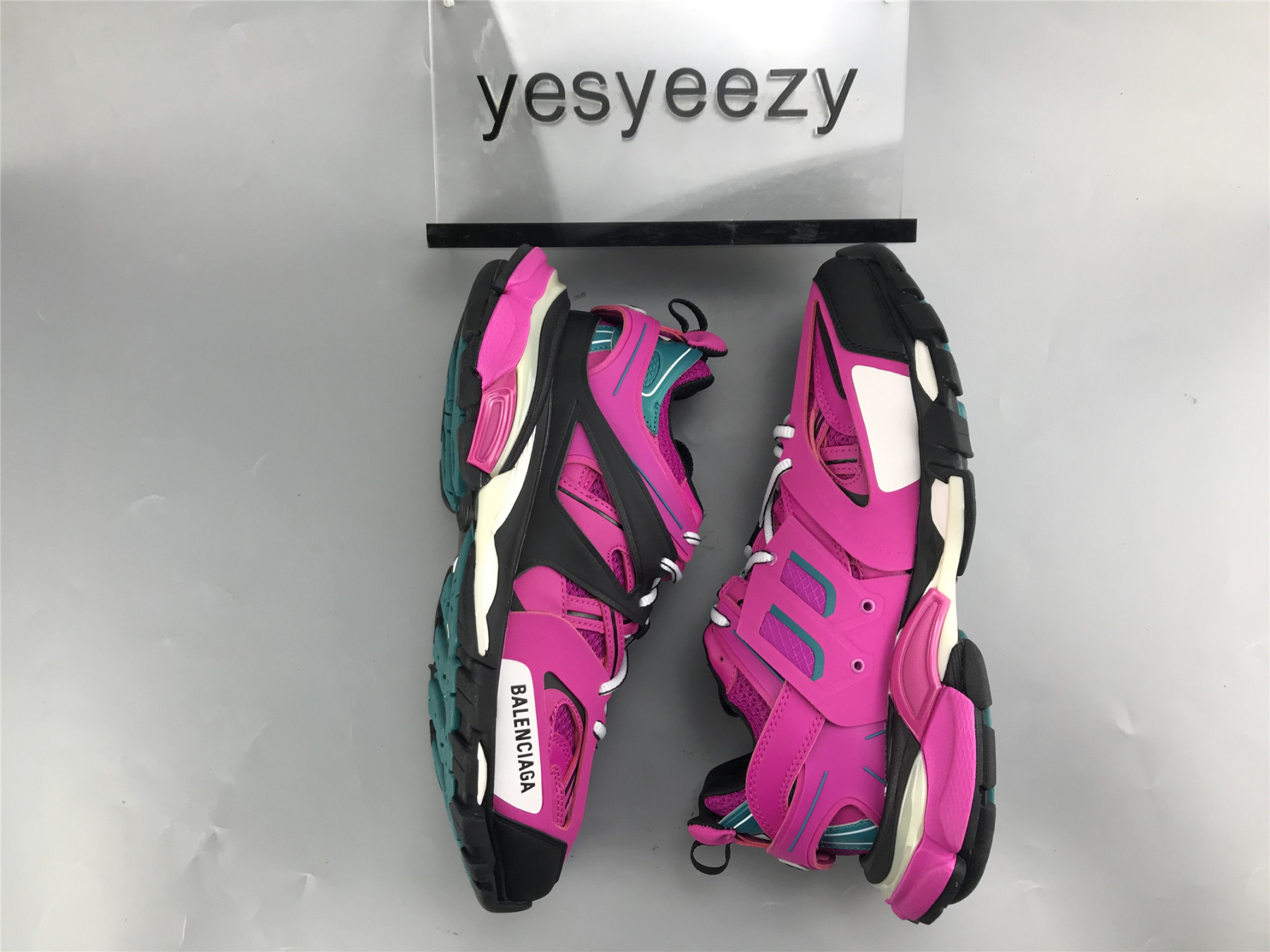 UA TRACK TRAINER BLACK PLUM SNEAKER