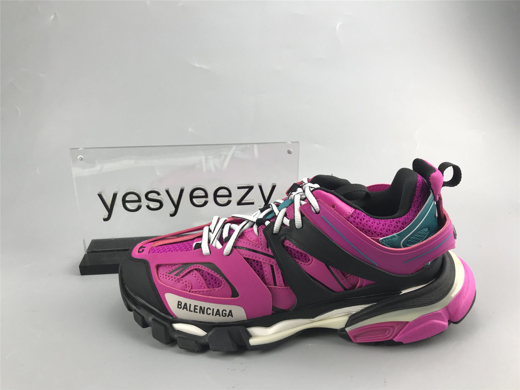 UA TRACK TRAINER BLACK PLUM SNEAKER