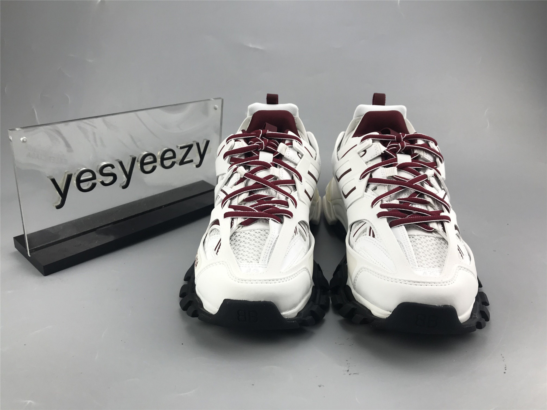 UA TRACK TRAINER WHITE BURGUNDY SNEAKER
