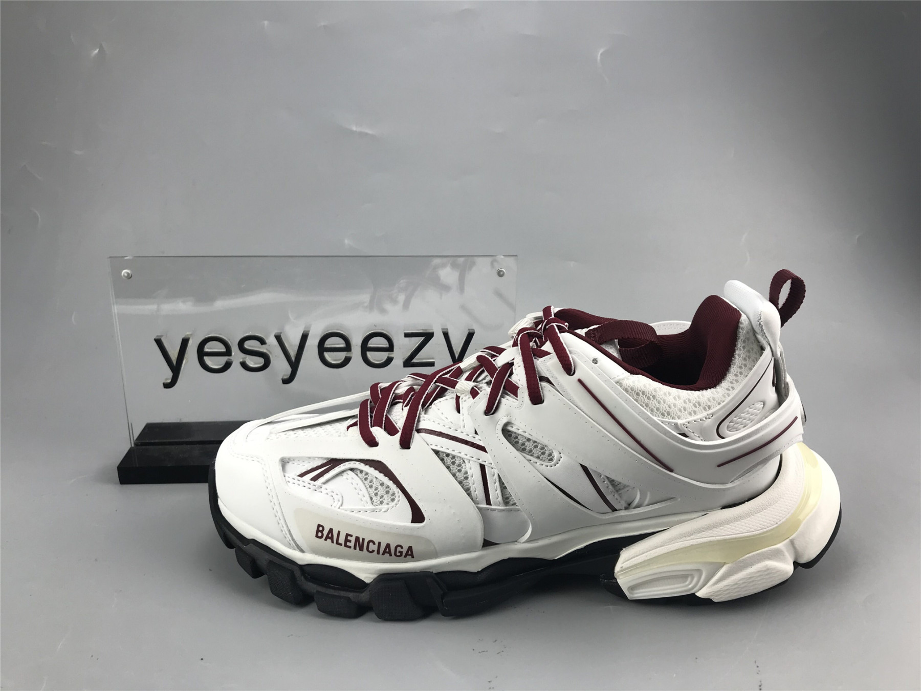 UA TRACK TRAINER WHITE BURGUNDY SNEAKER