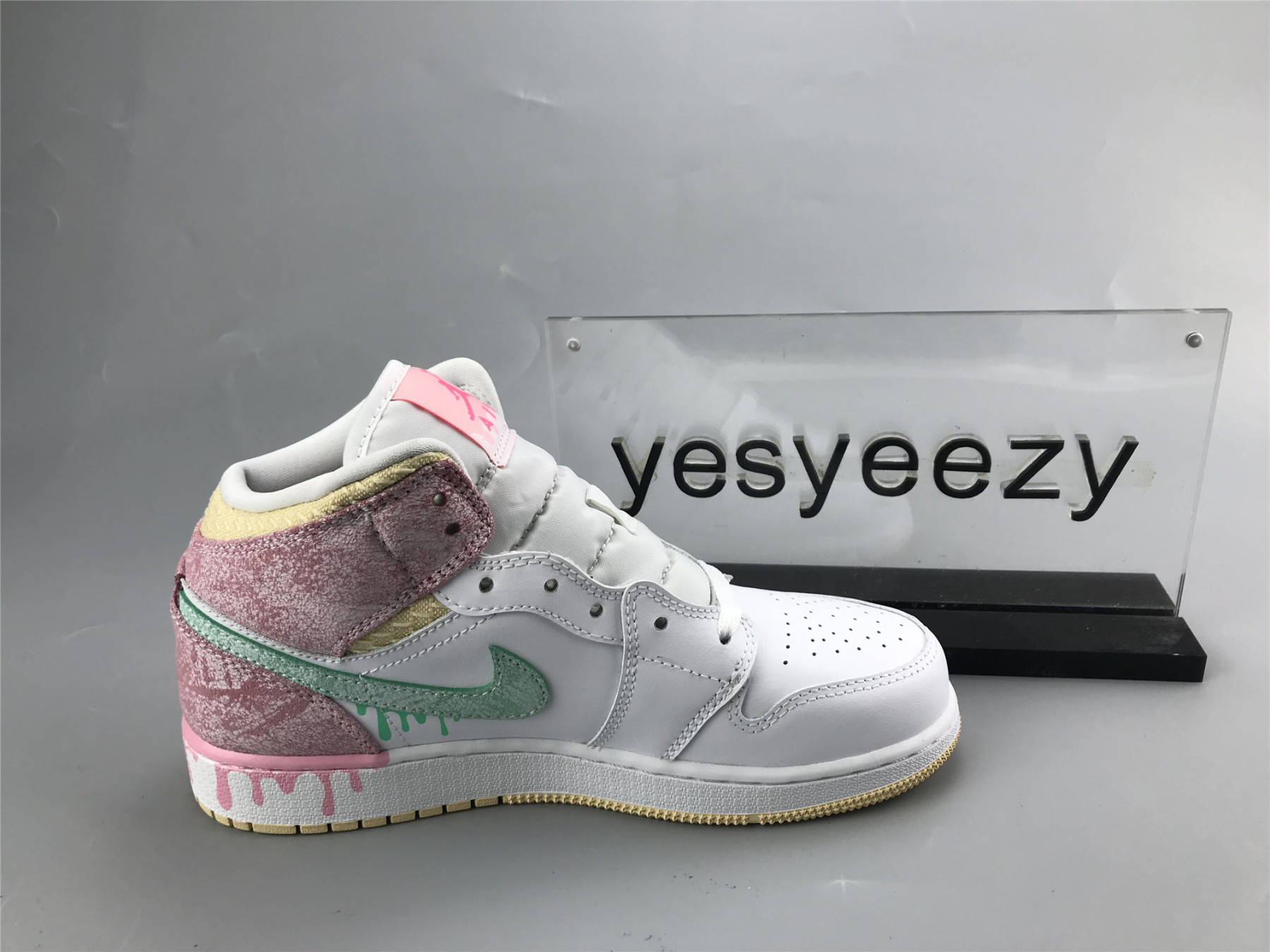 UA AIR JORDAN 1 MID SE GS 