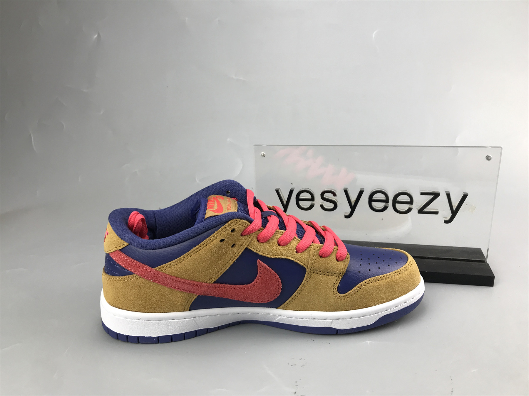 UA NIKE DUNK LOW SB 