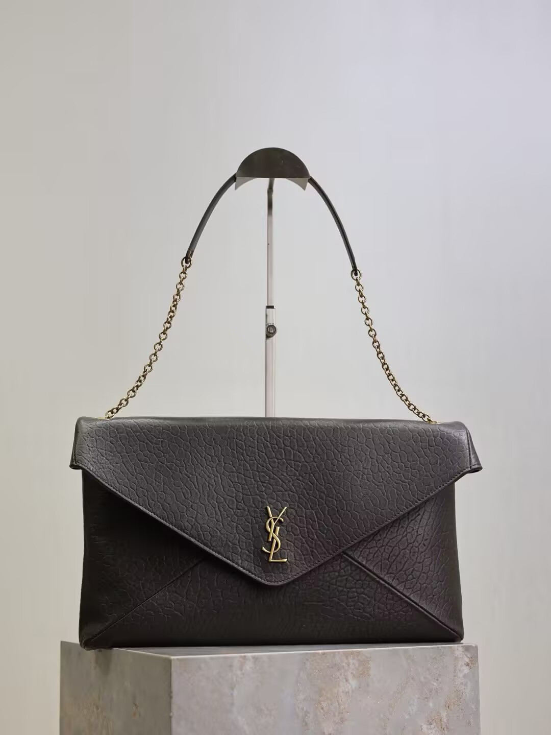 Y51 cassandre pouch on chain 35x22x3-4.2cm
