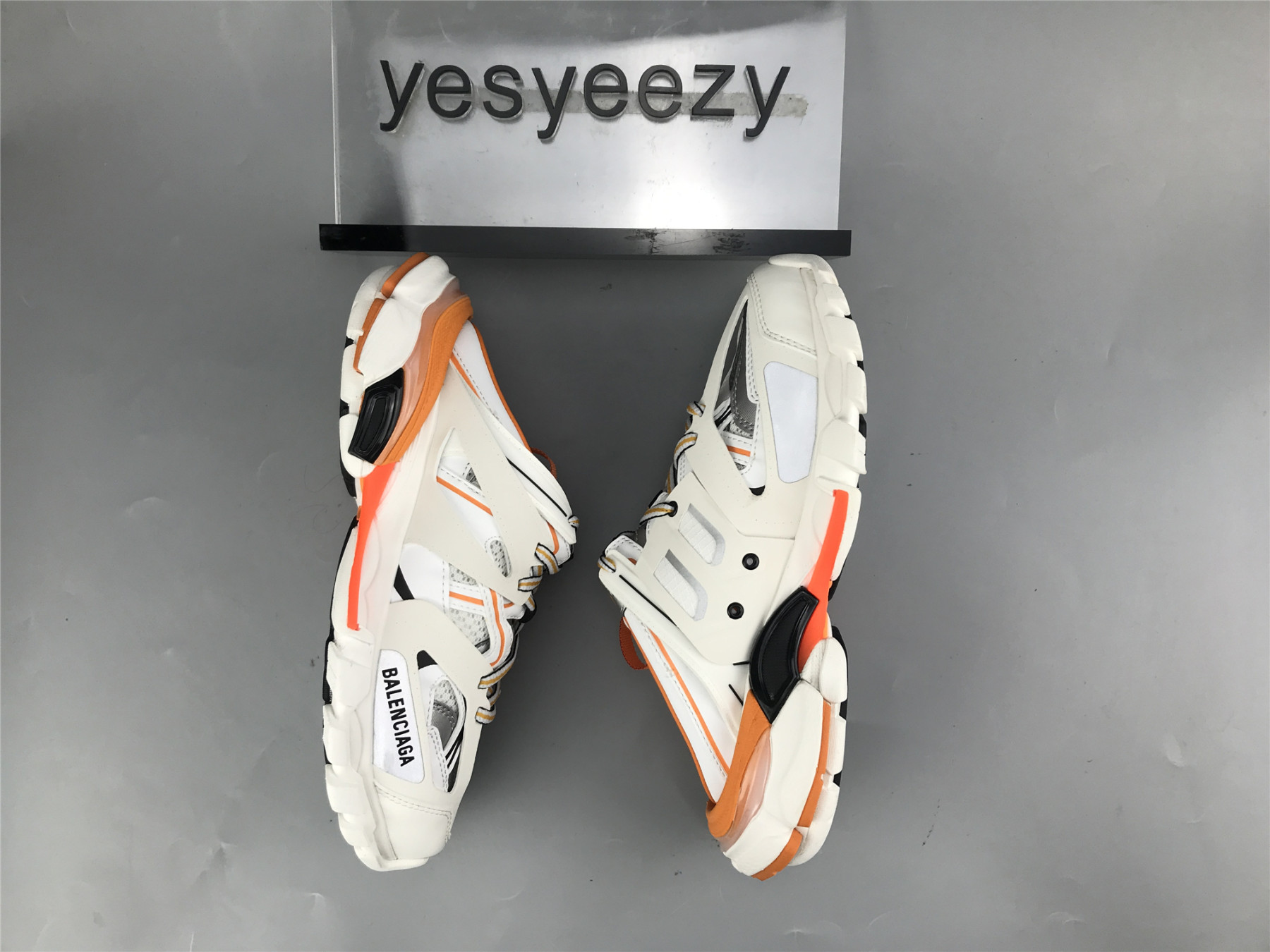 UA TRACK MULE WHITE ORANGE