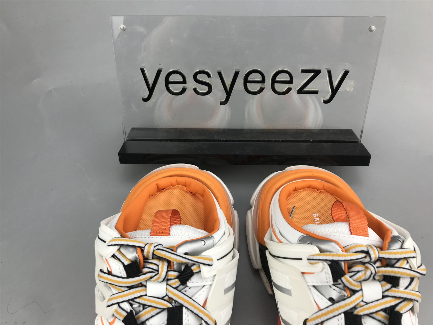 UA TRACK MULE WHITE ORANGE