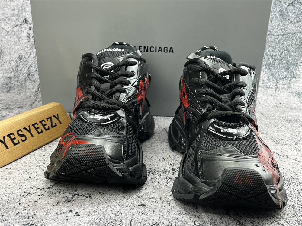 UA RUNNER GRAFFITI SNEAKER IN BLACK