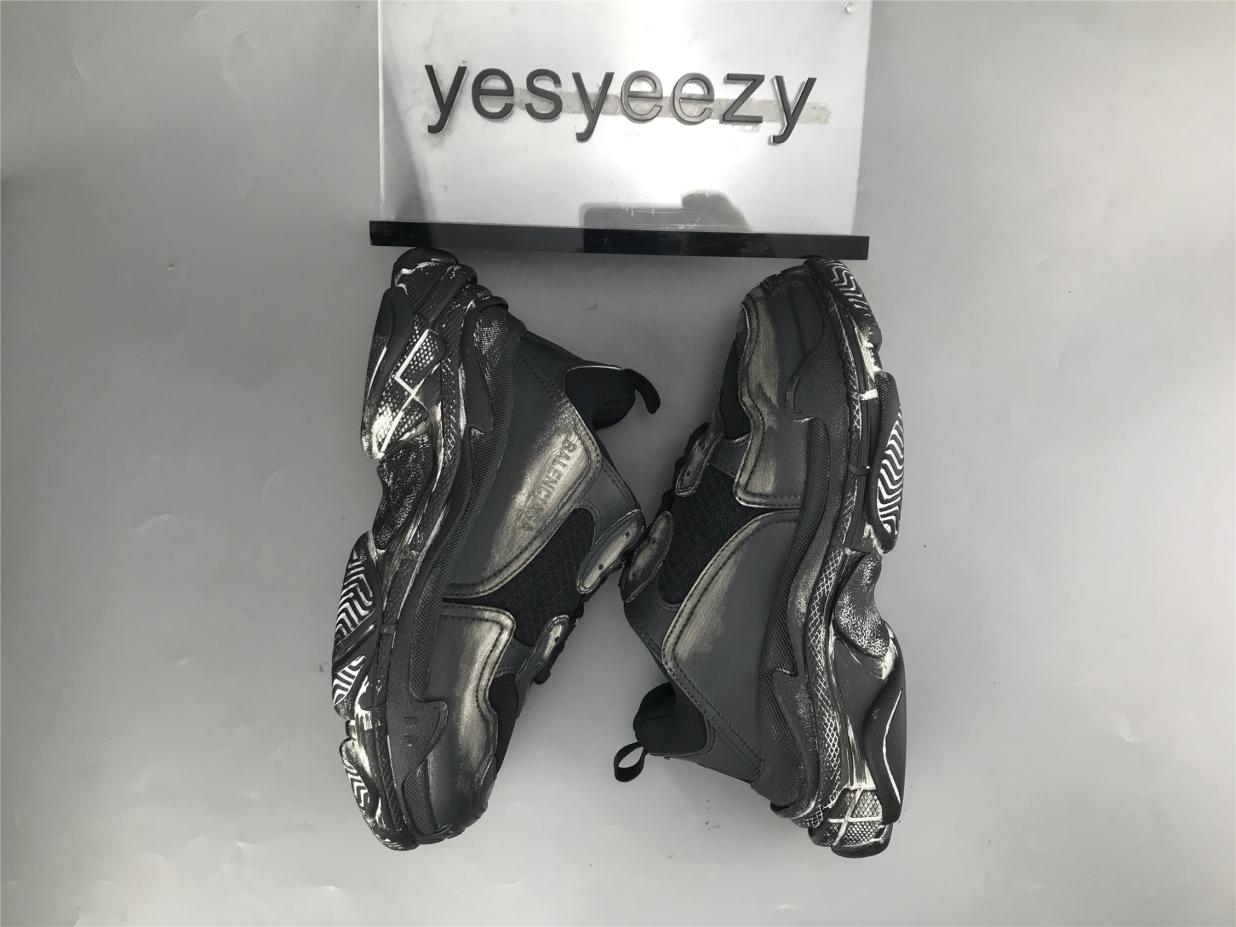 UA TRIPLE S CLEAR SOLE BLACK GREY