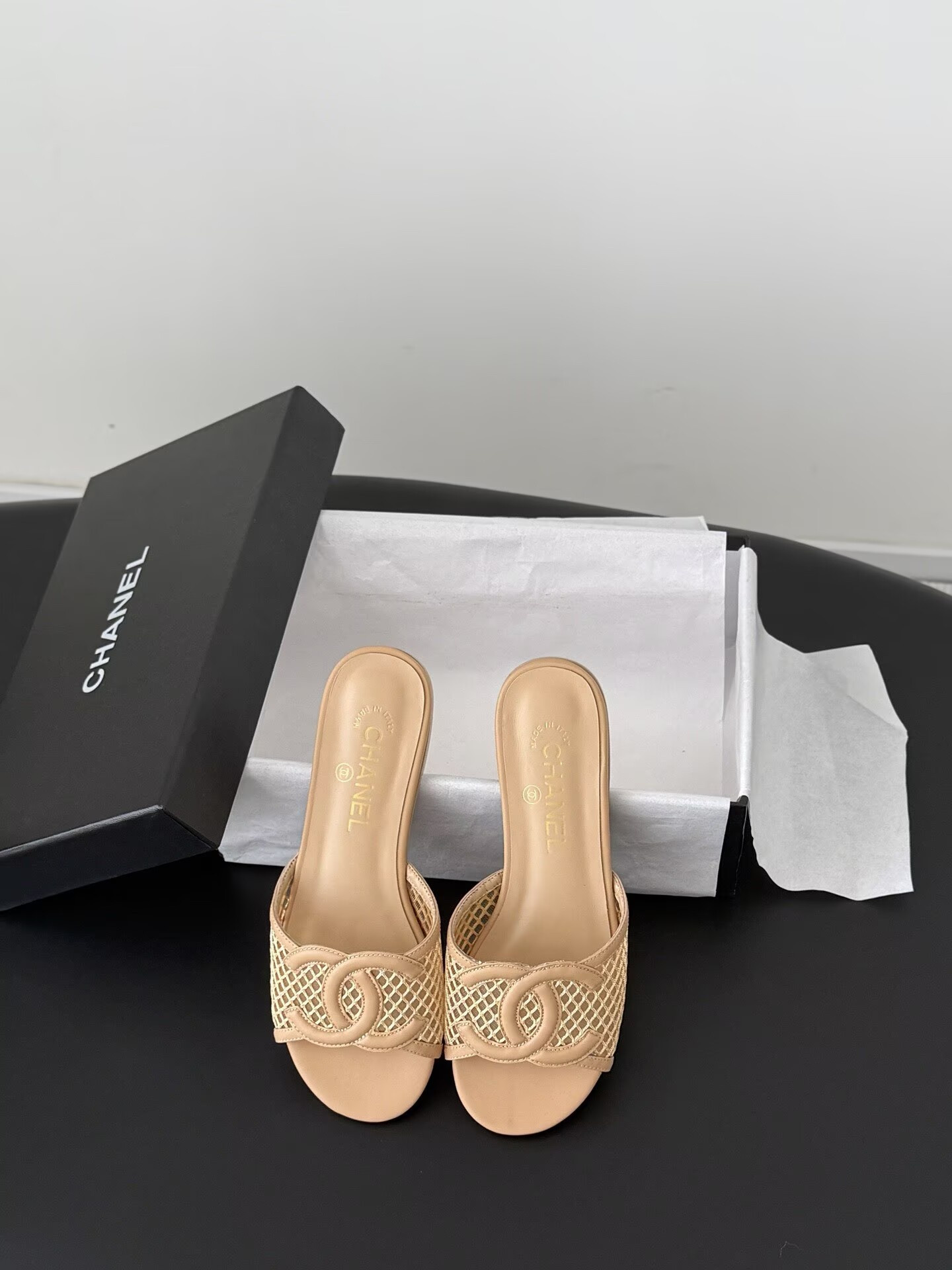 ua Ch**el sandals