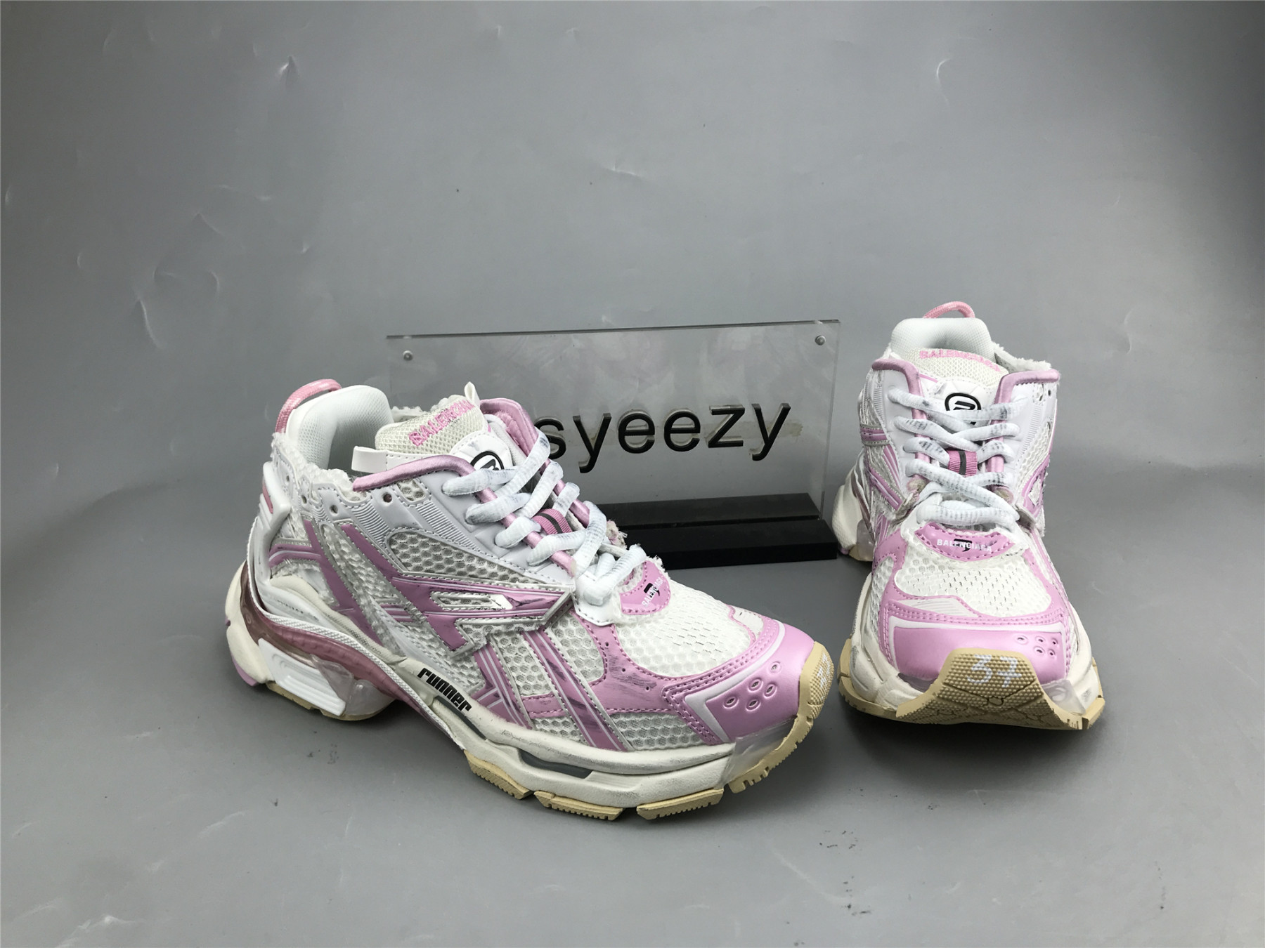 UA RUNNER WHITE PINK BEIGE