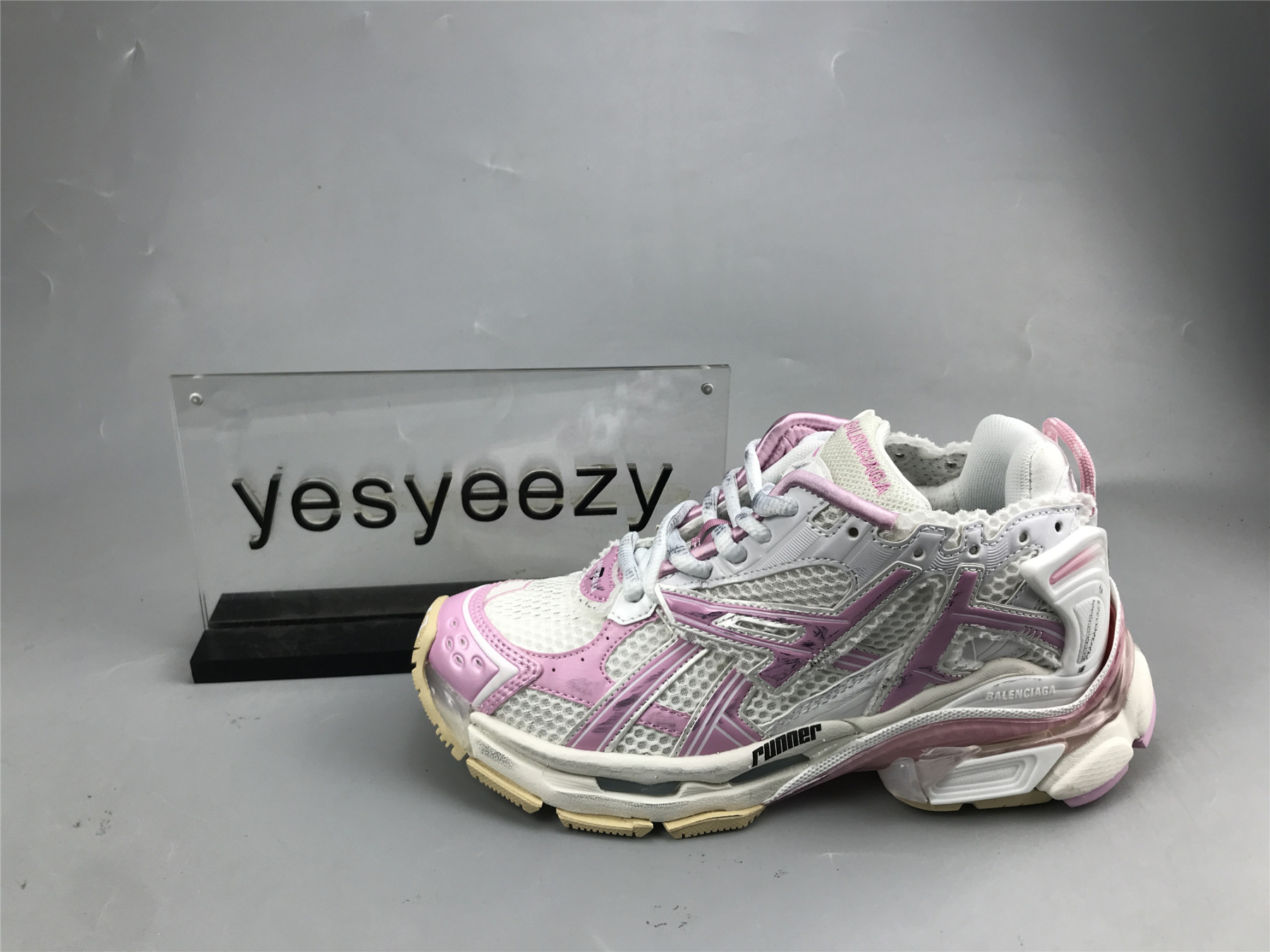 UA RUNNER WHITE PINK BEIGE