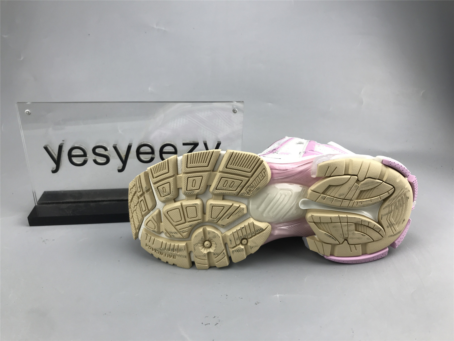UA RUNNER WHITE PINK BEIGE