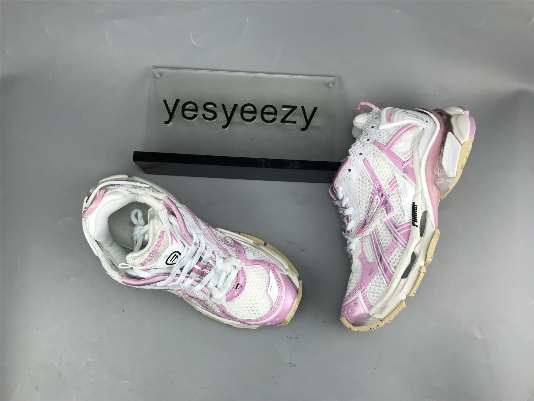 UA RUNNER WHITE PINK BEIGE