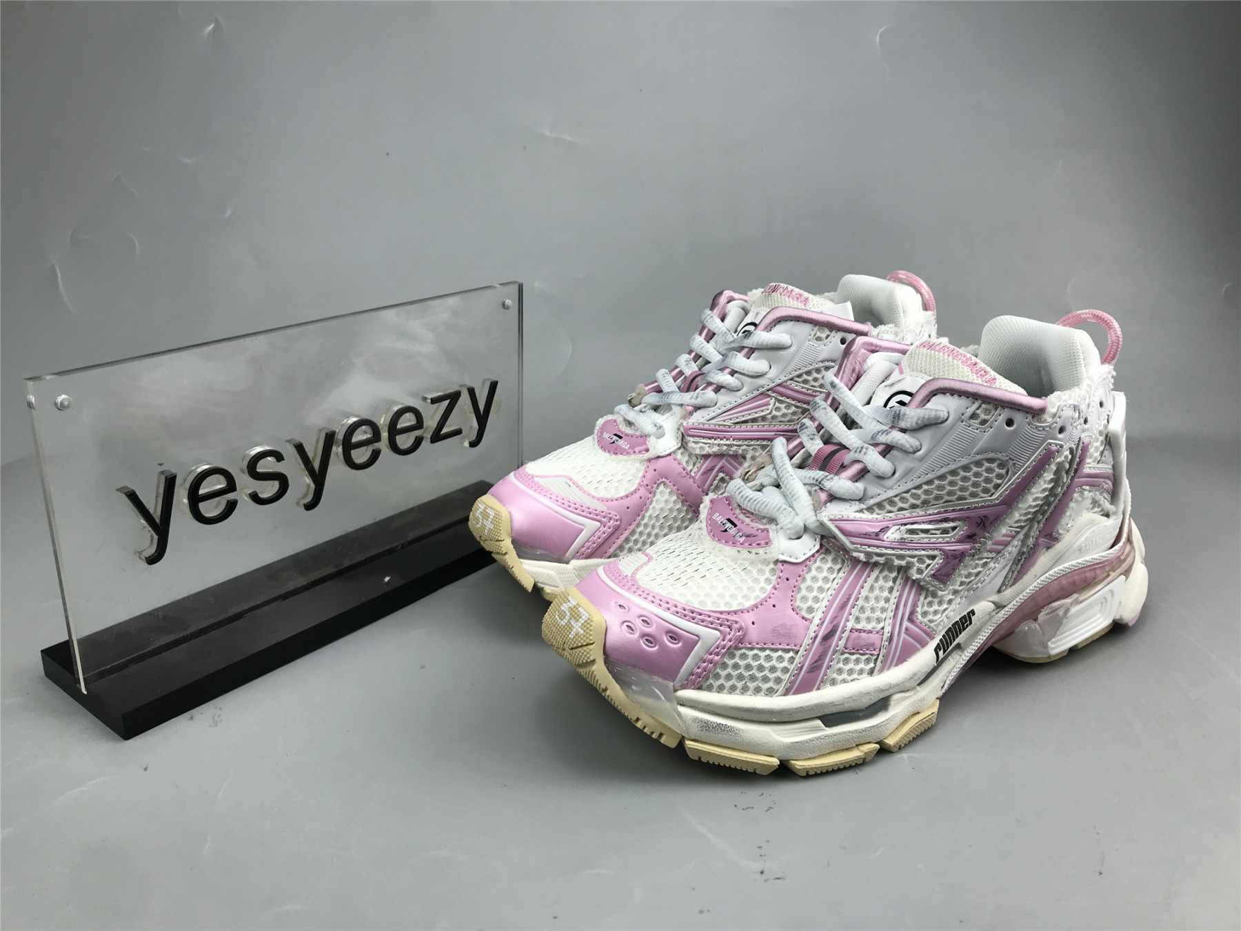 UA RUNNER WHITE PINK BEIGE