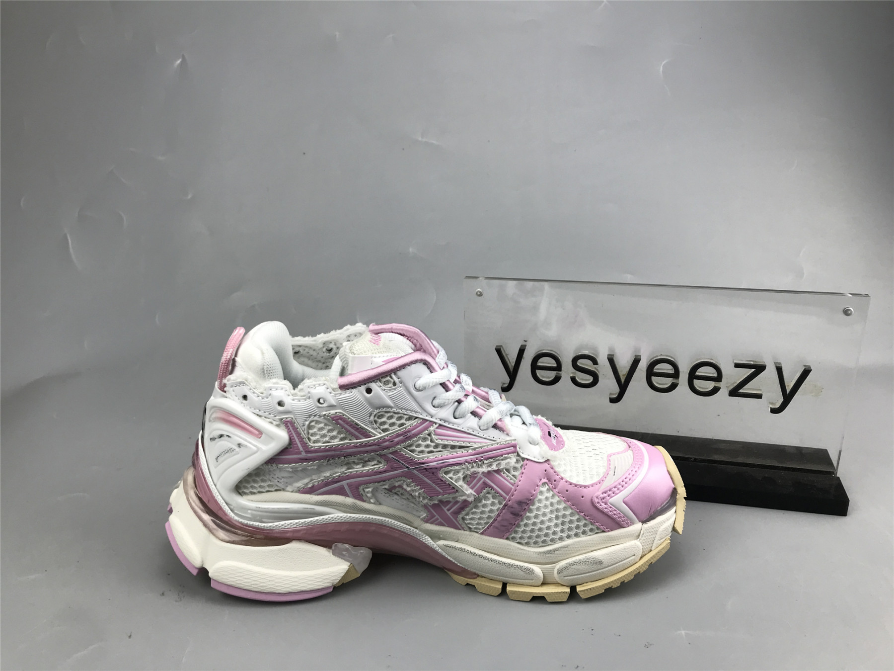 UA RUNNER WHITE PINK BEIGE