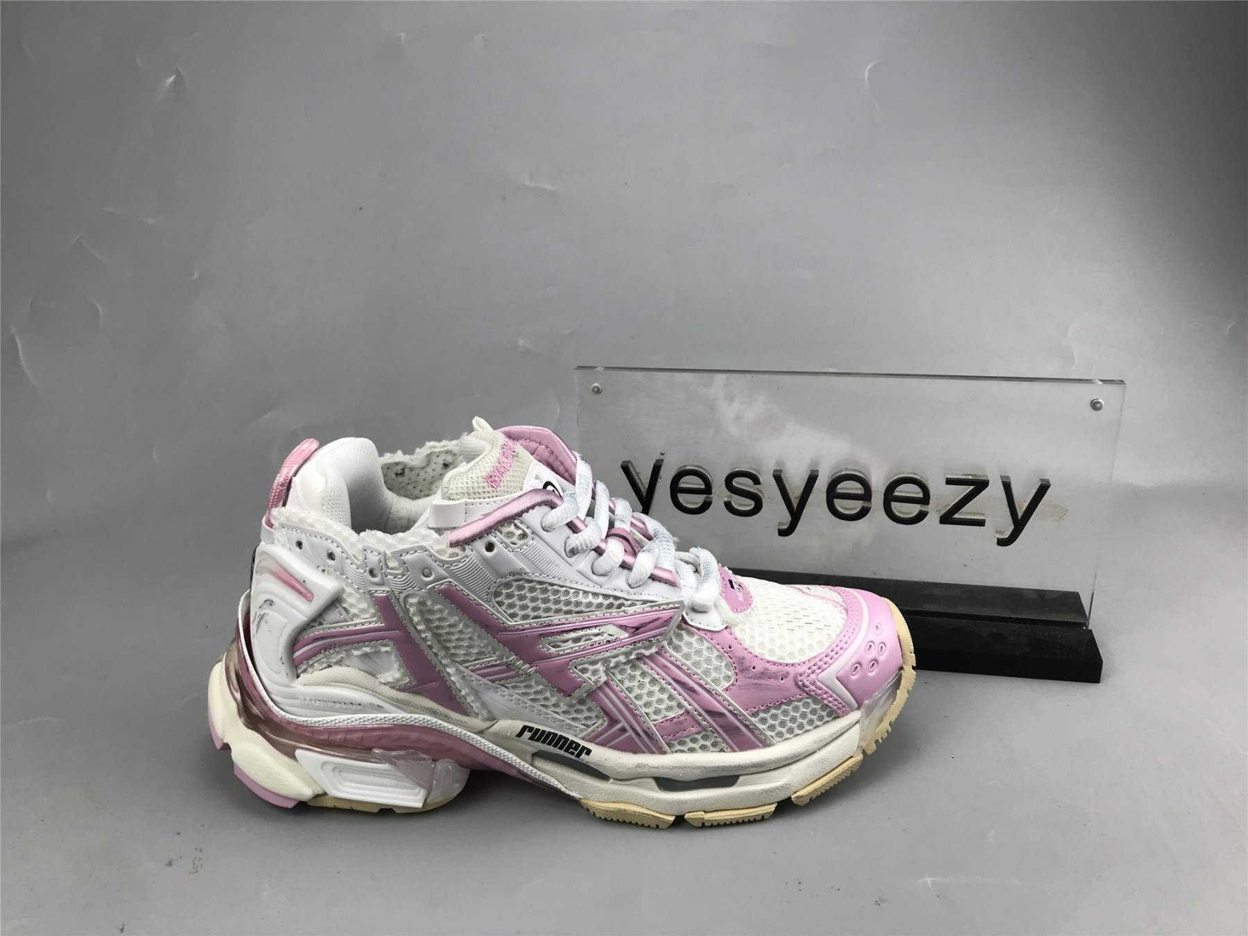 UA RUNNER WHITE PINK BEIGE