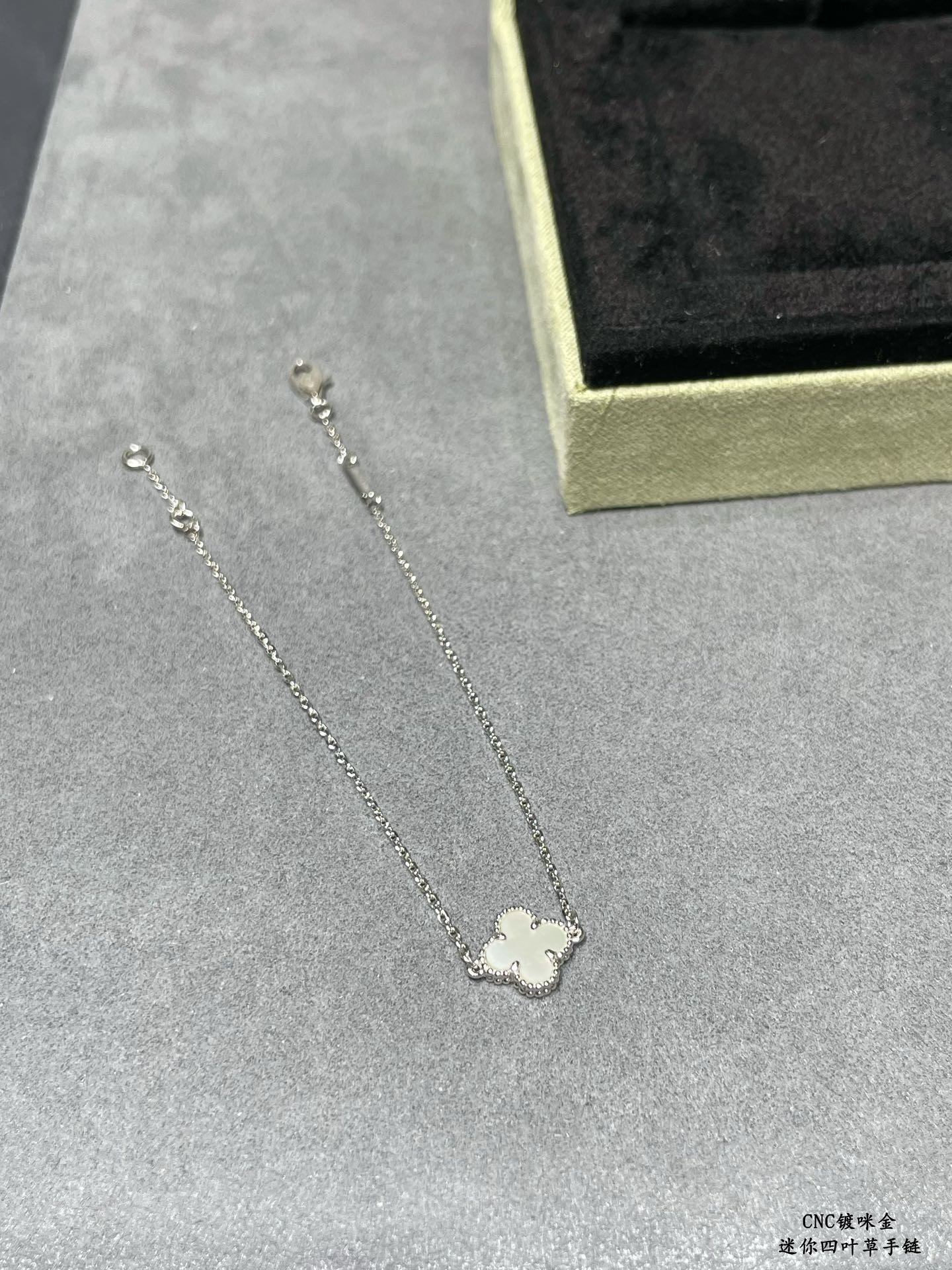 v*n cl**f & arpels mini preM1vm white fritillary four-leaf clover bracelet