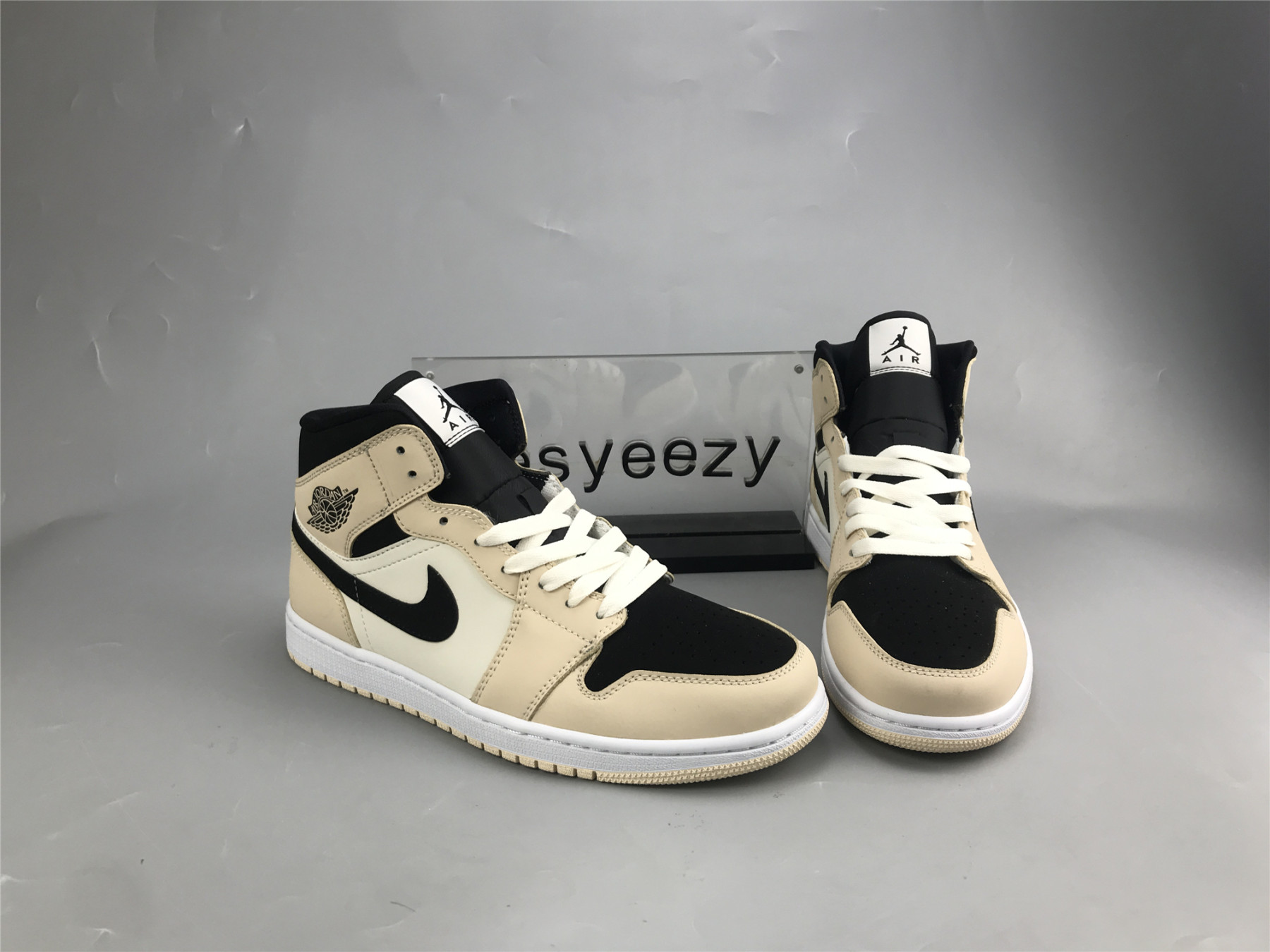 UA WMNS AIR JORDAN 1 MID 