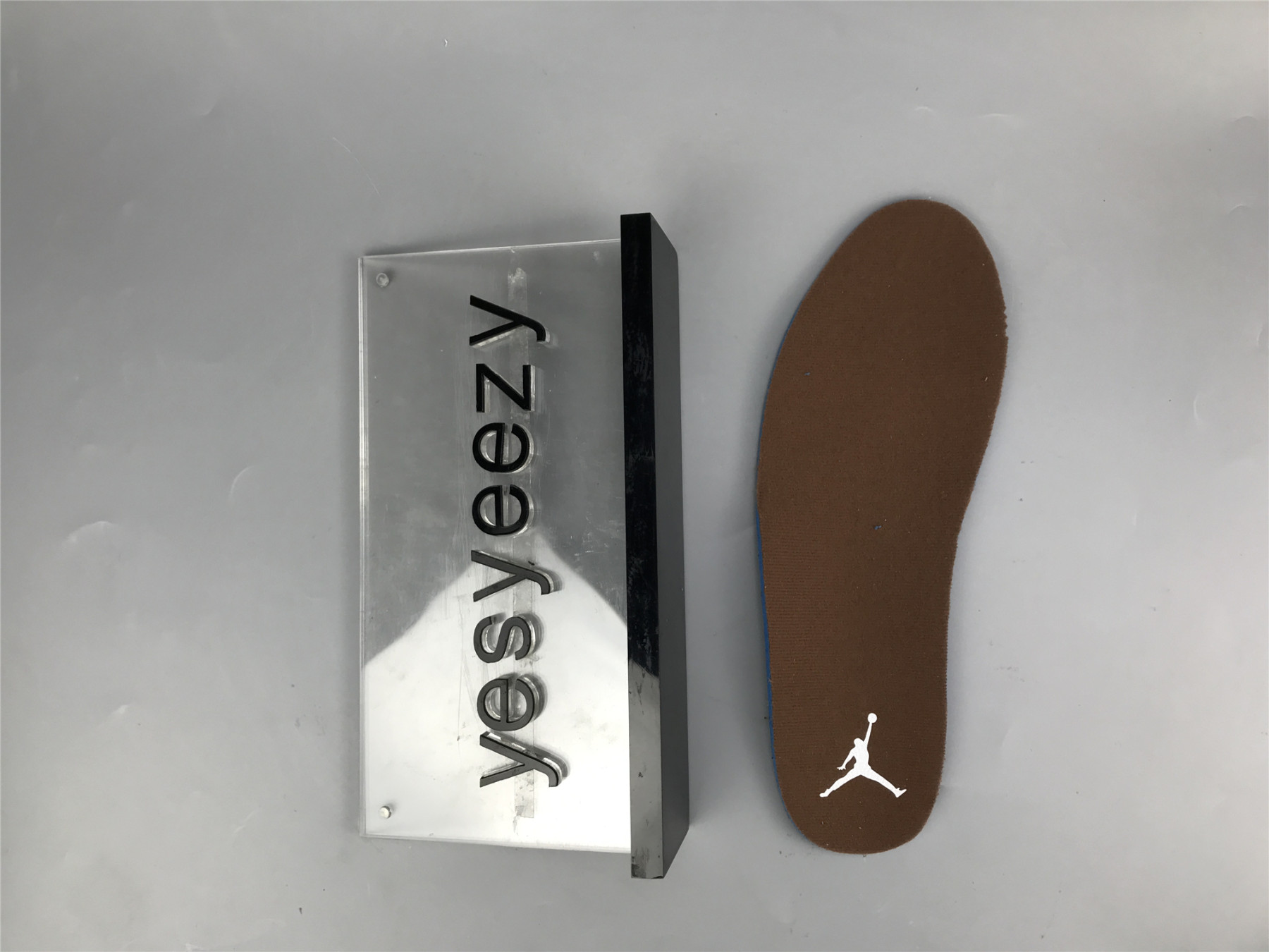 UA WMNS AIR JORDAN 1 MID SE 