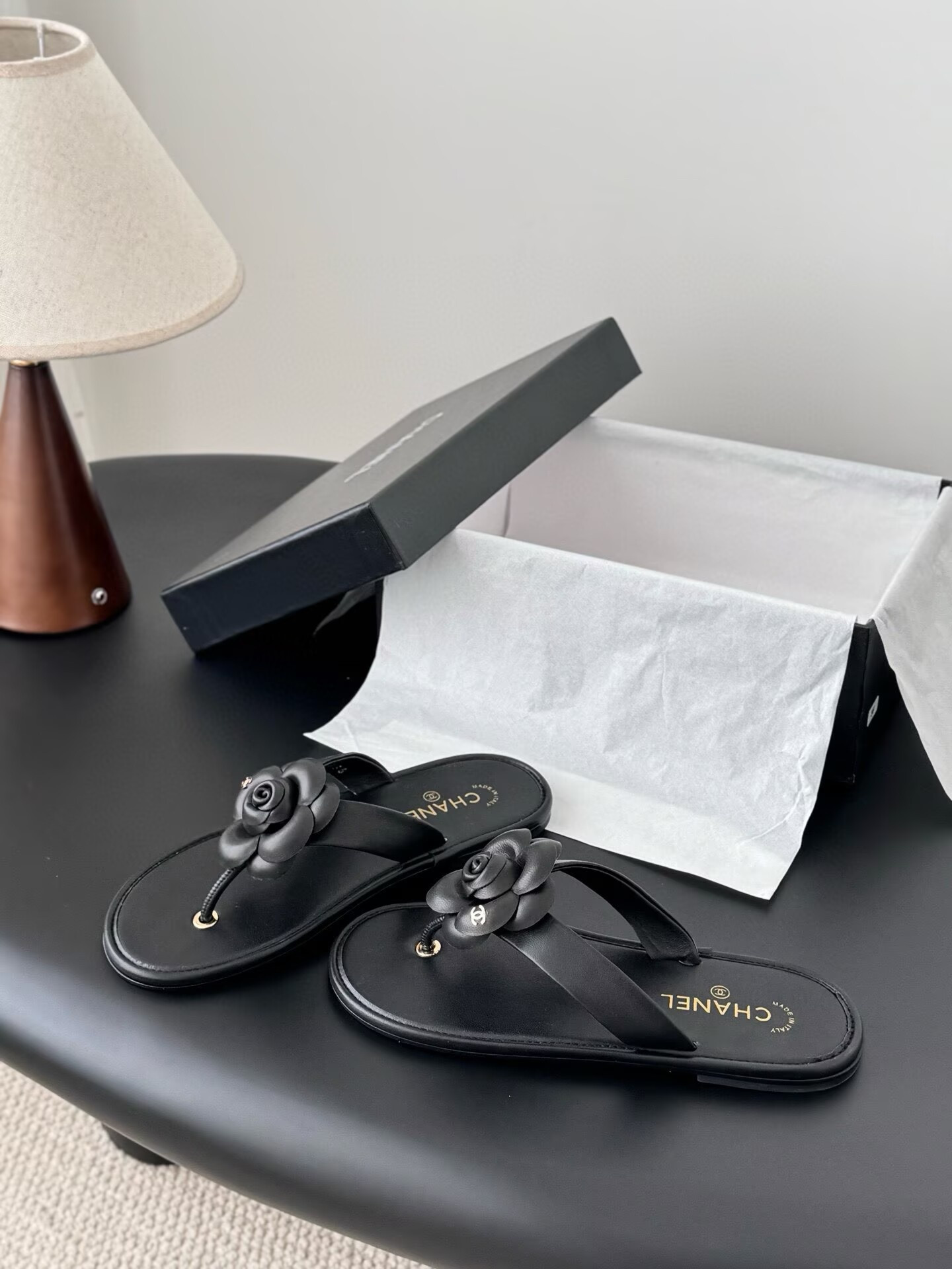 ua Ch**el thongs slides