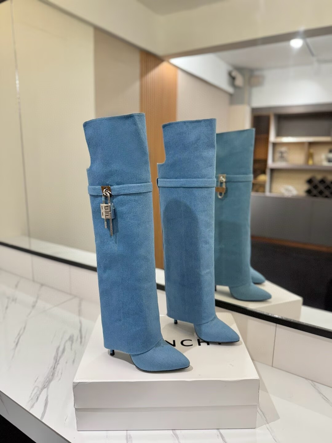 ua G1uenchy shark lock boots