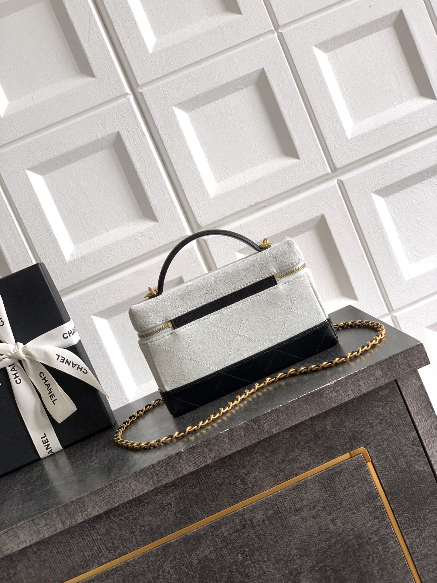 Ch**el vanity with chain ap5186 17x19.5x5cm