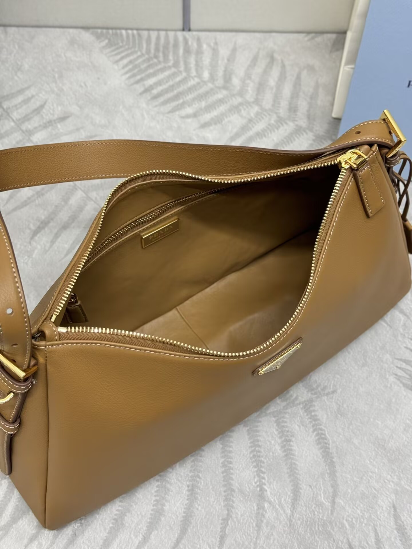 Pra*a Aimée large leather shoulder bag 39x23x12cm
