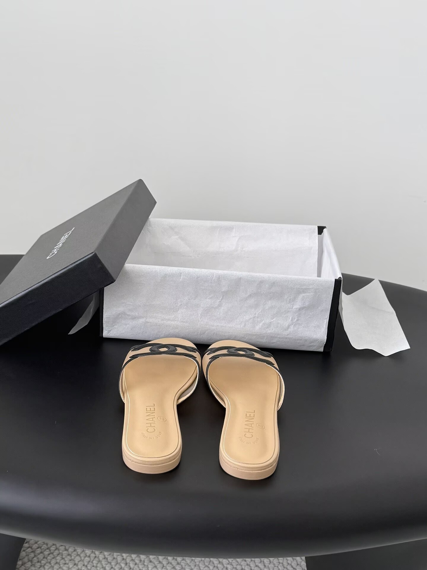 ua Ch**el sandals