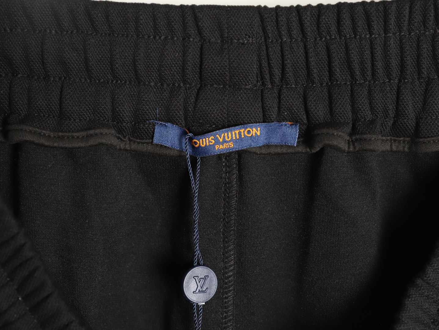 l0vis Vvtt0n shorts