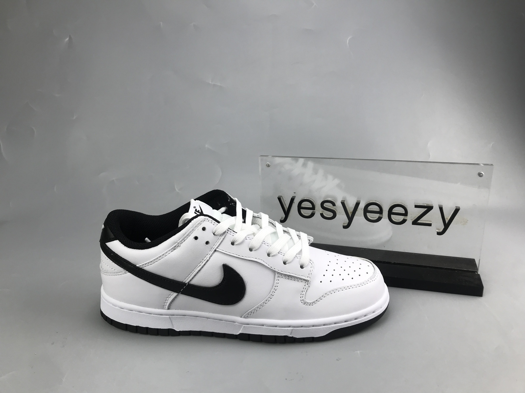 UA NIKE WMNS DUNK LOW 'WHITE BLACK'
