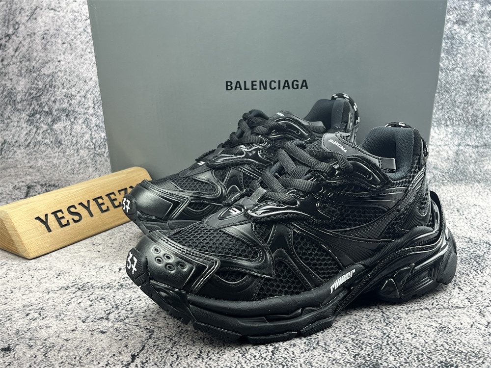 ua Ba1en*iaga runner sneaker