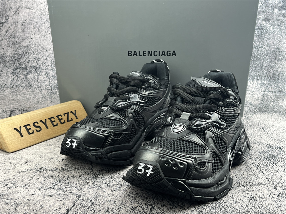 ua Ba1en*iaga runner sneaker
