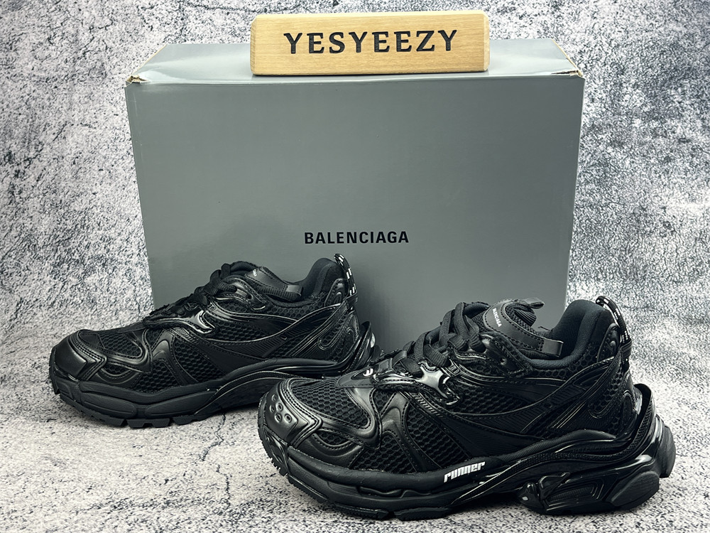 ua Ba1en*iaga runner sneaker