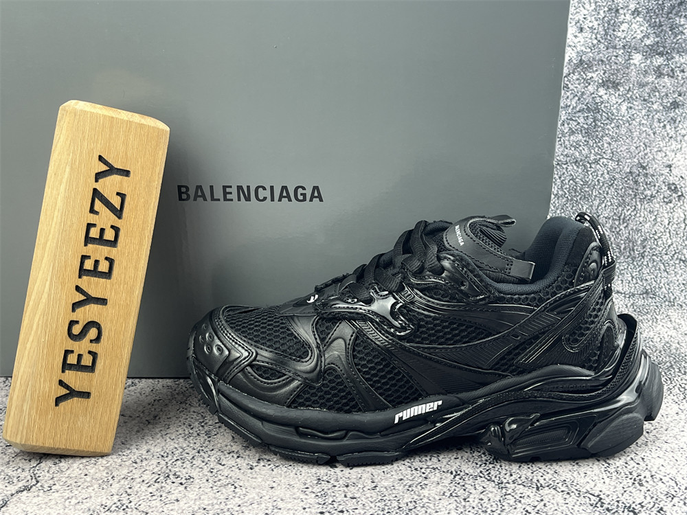 ua Ba1en*iaga runner sneaker