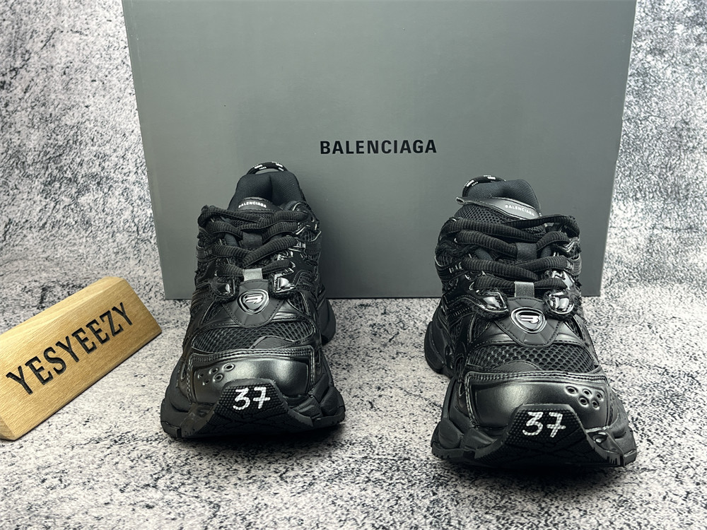 ua Ba1en*iaga runner sneaker