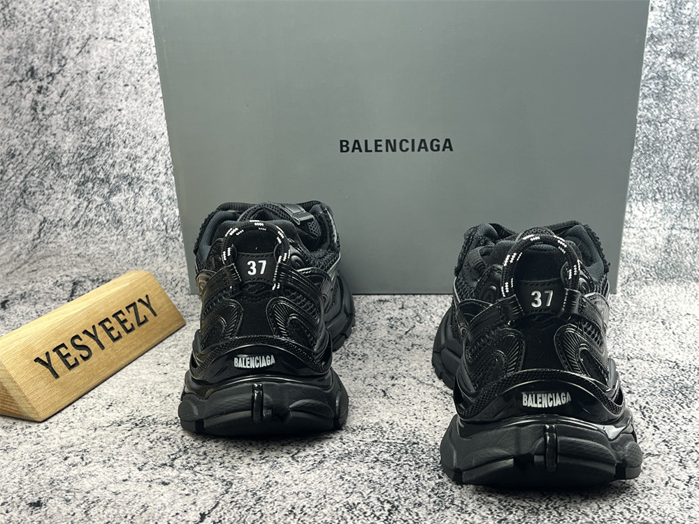 ua Ba1en*iaga runner sneaker