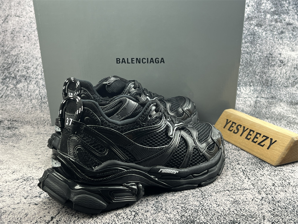 ua Ba1en*iaga runner sneaker