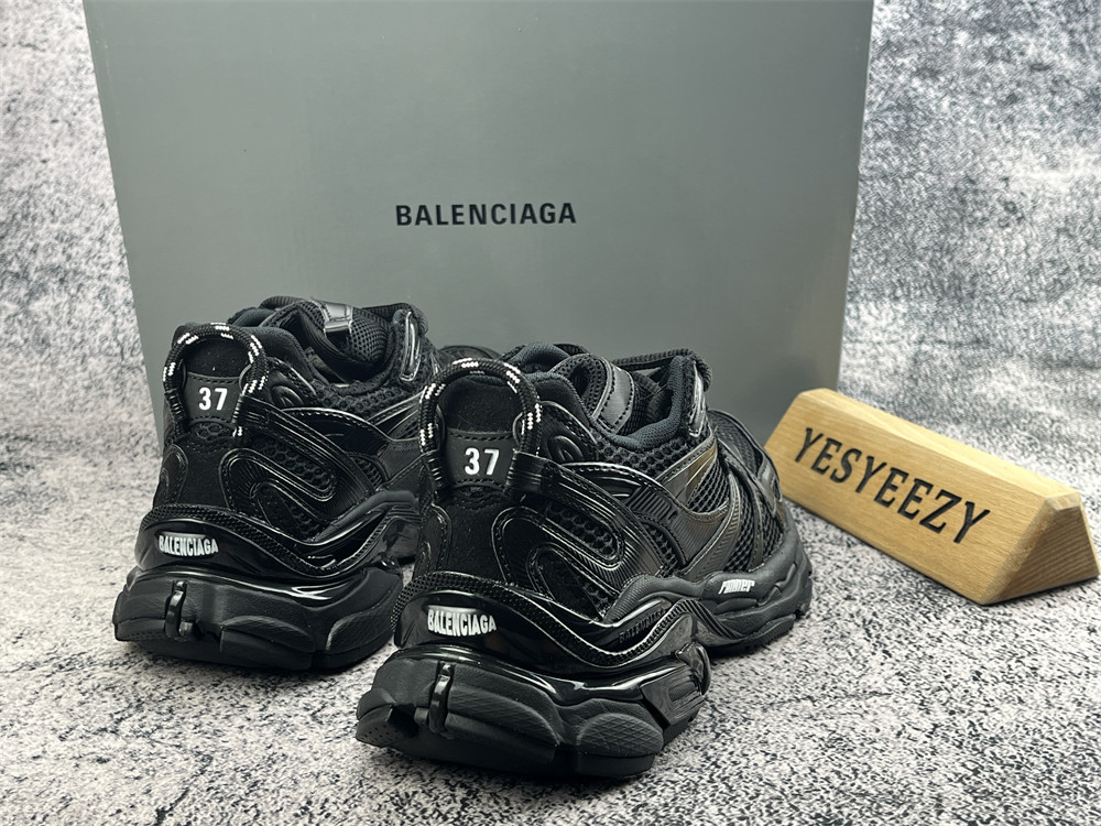 ua Ba1en*iaga runner sneaker