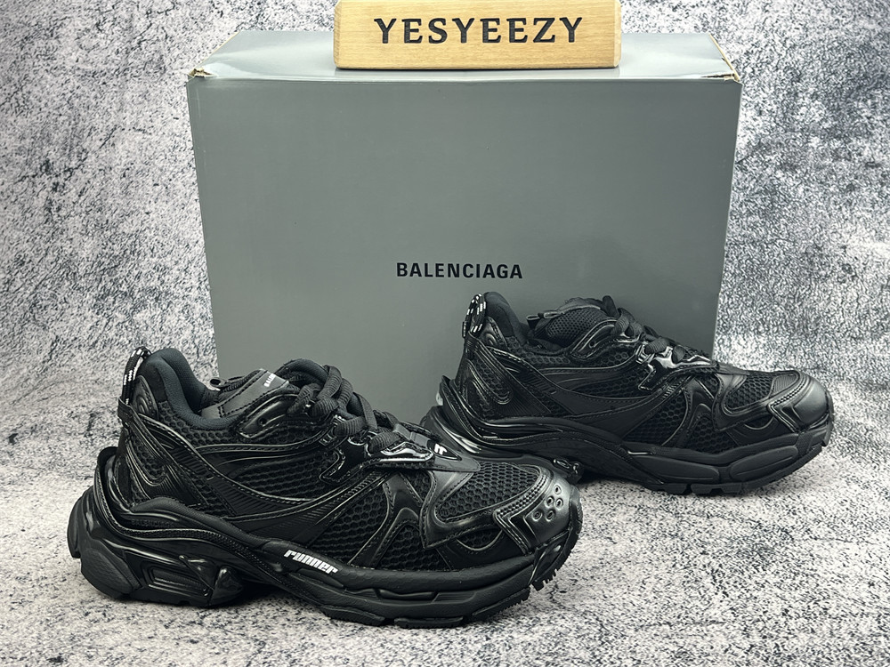 ua Ba1en*iaga runner sneaker