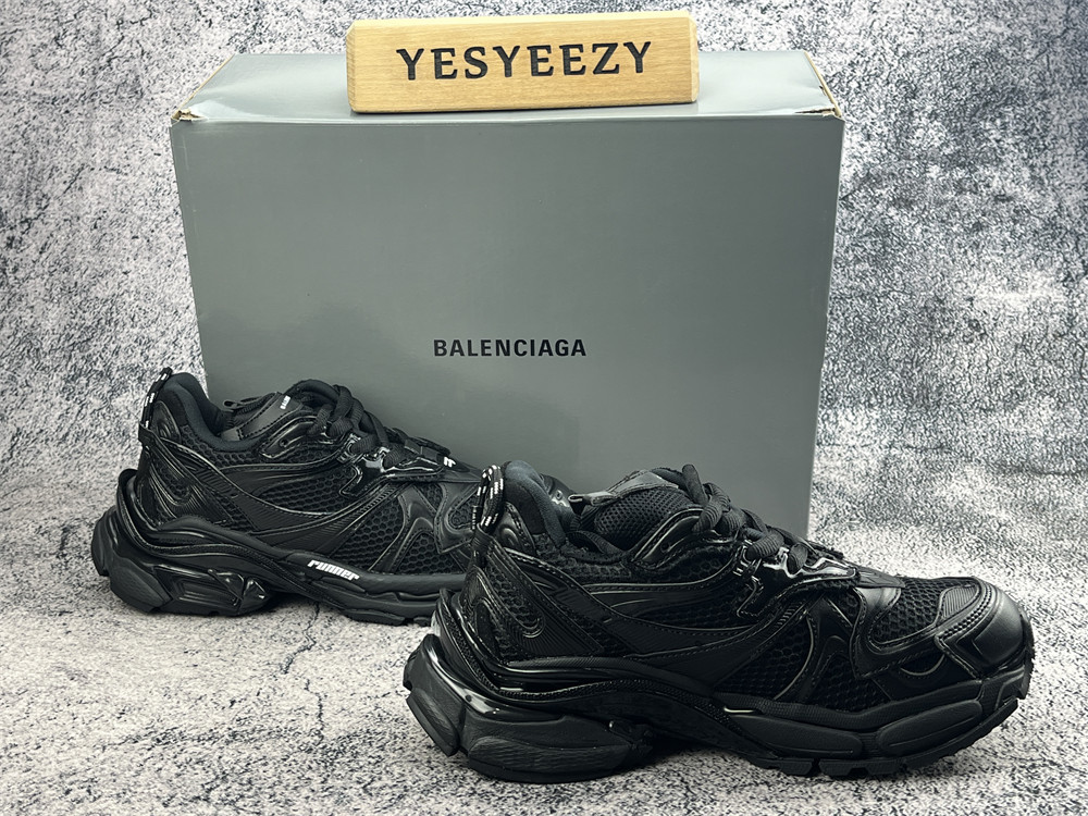 ua Ba1en*iaga runner sneaker