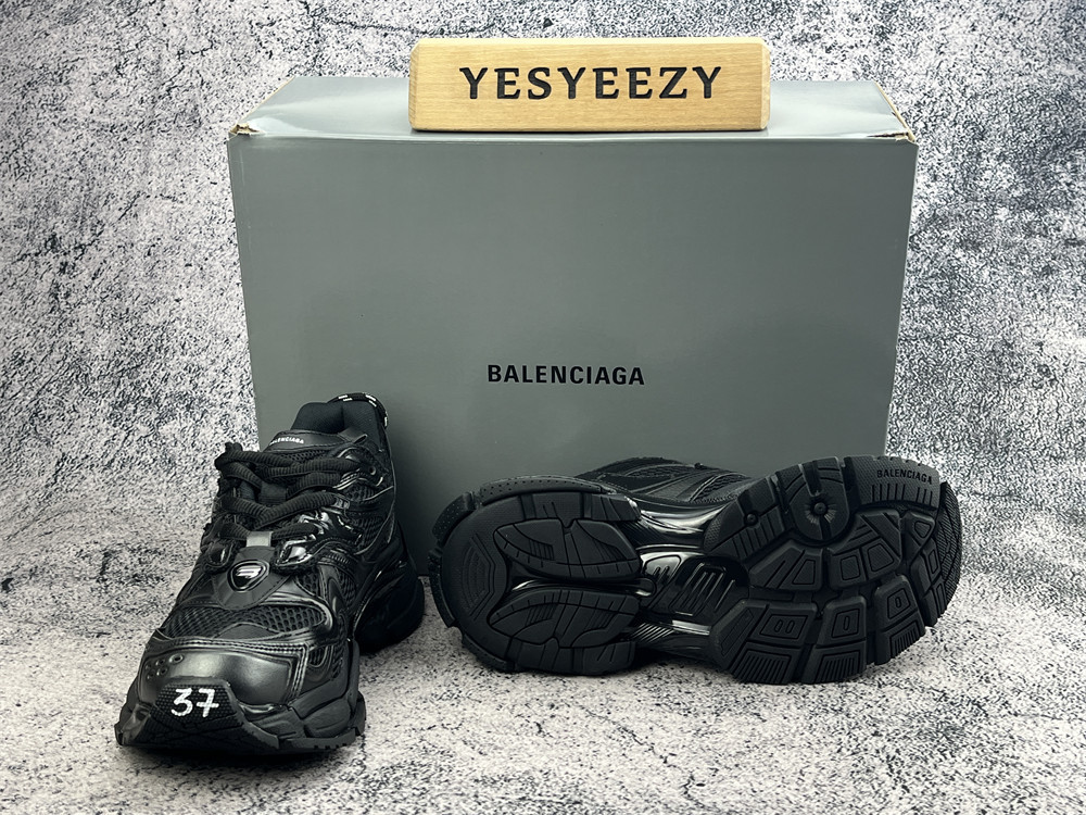 ua Ba1en*iaga runner sneaker