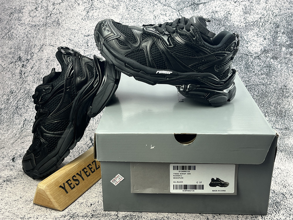 ua Ba1en*iaga runner sneaker