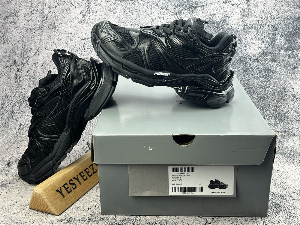 ua Ba1en*iaga runner sneaker