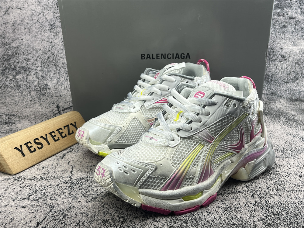 ua Ba1en*iaga runner sneaker