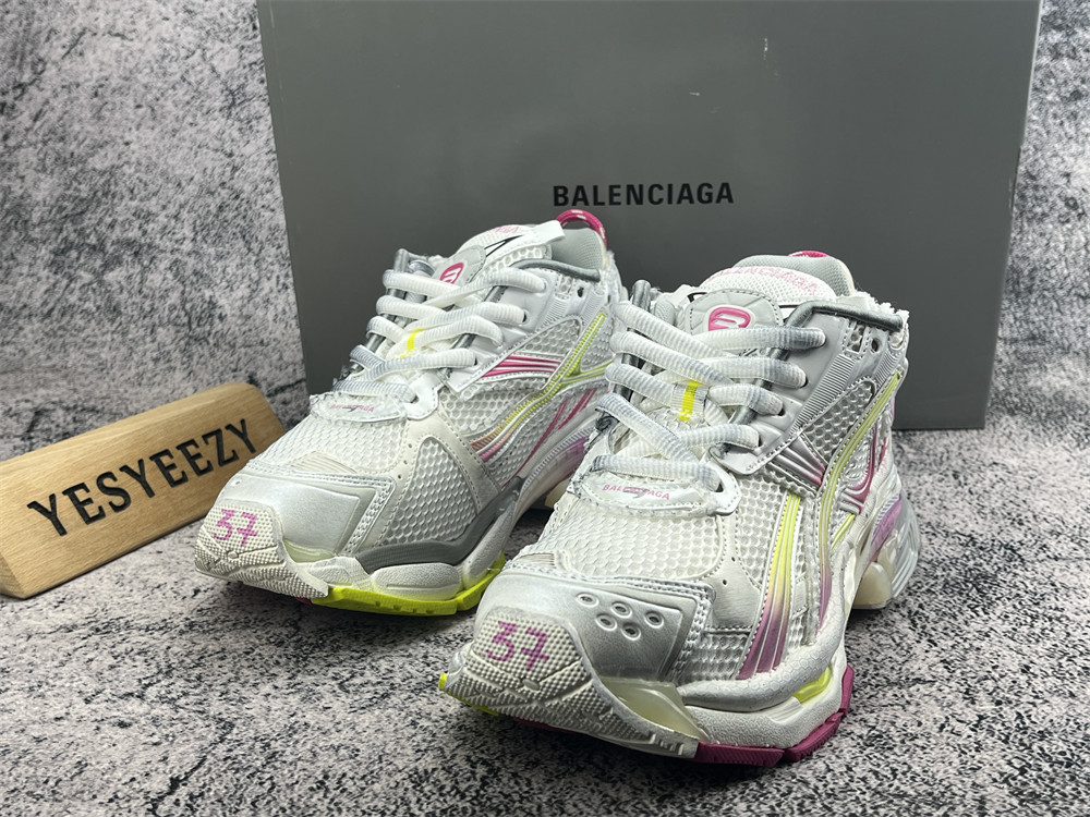 ua Ba1en*iaga runner sneaker